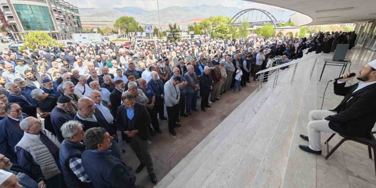 Erzincan’dan 190 kişilik hac kafilesi dualarla uğurlandı