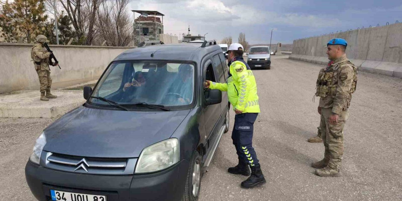 Ağrı’da jandarmadan trafik denetimi: 7 gözaltı