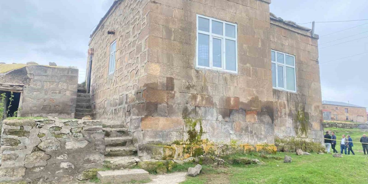 Bulanık'ta evin tavanı çöktü: 1 ölü