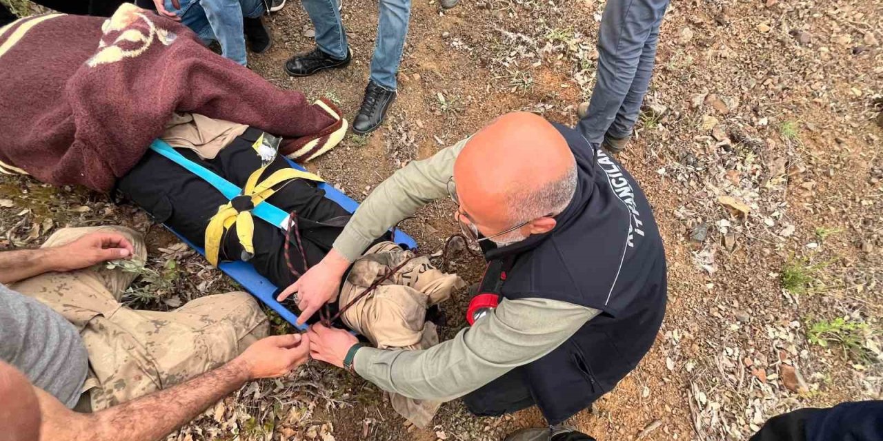 Palu'da uçurumdan düşen kişiyi itfaiye ekibi kurtardı