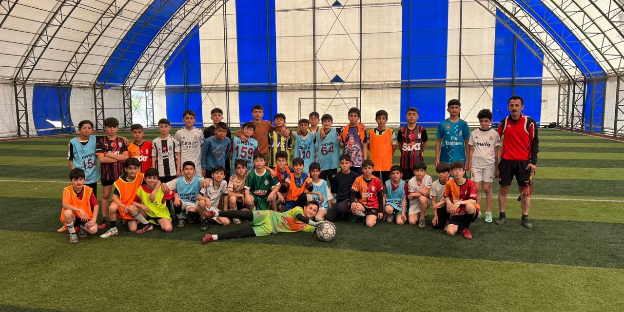 Necmettin Tekin, Yüksekova’da gençleri futbolla buluşturuyor