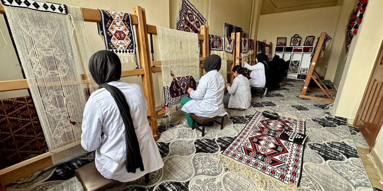 Yüksekova’da kadınlar geleneksel kilim kültürünü yaşatıyor