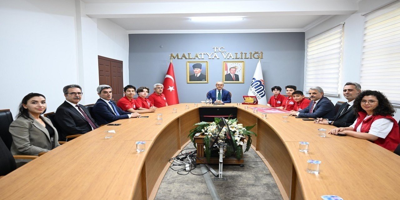 TEKNOFEST 2025 birincisi Malatyalı öğrencilerden Vali Yavuz’a ziyaret