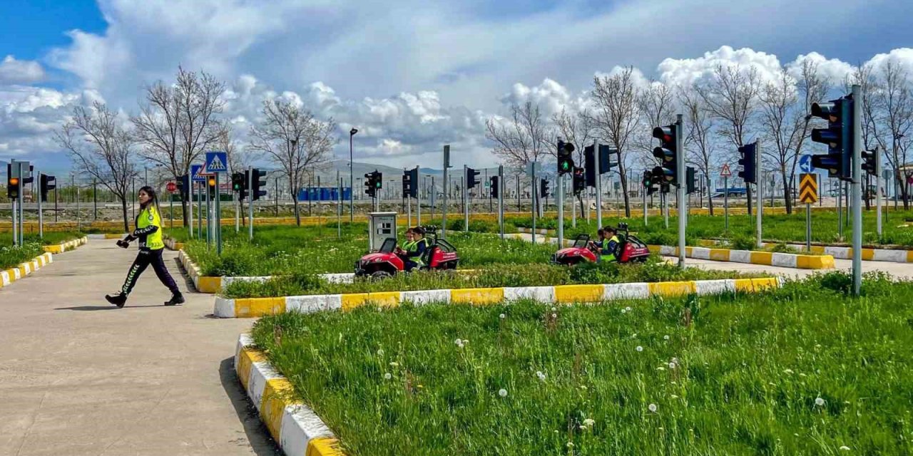 Van'da Çocuk Trafik Eğitim Parkı minik misafirlerini ağırlamaya devam ediyor