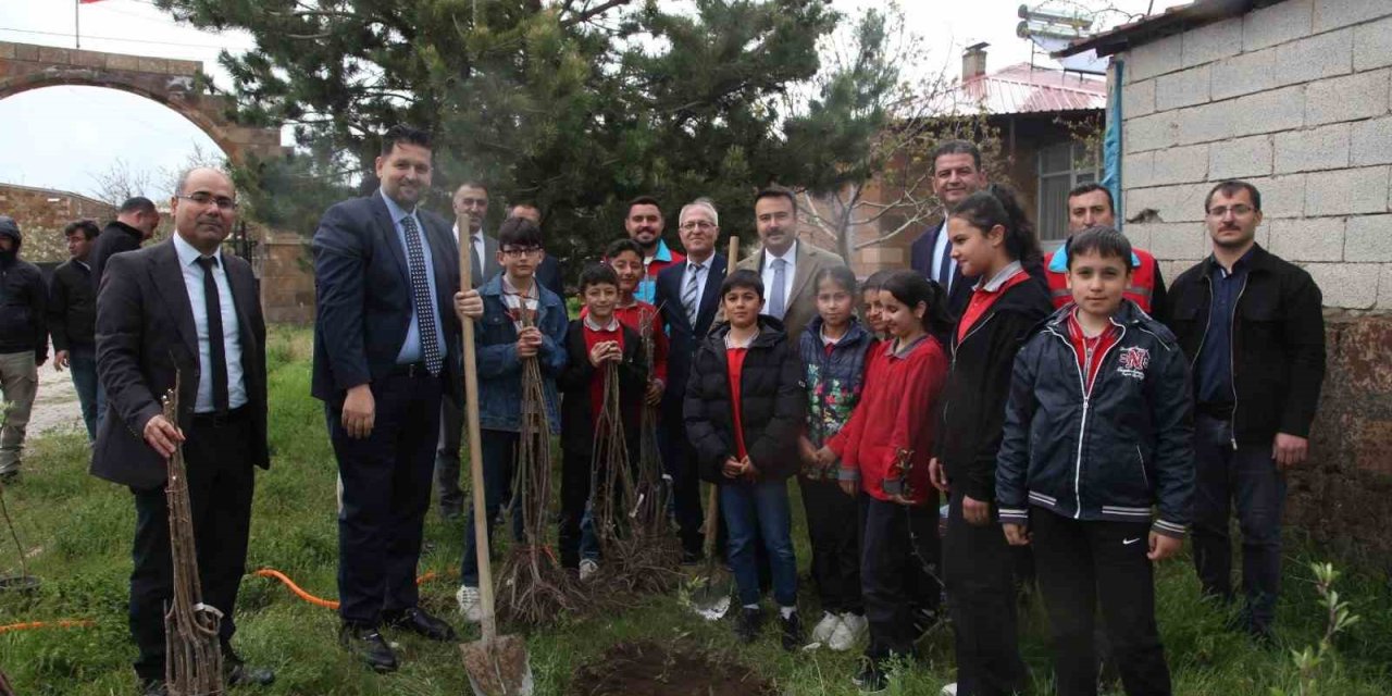 Ahlat’ta öğrencilere meyve fidanı dağıtıldı