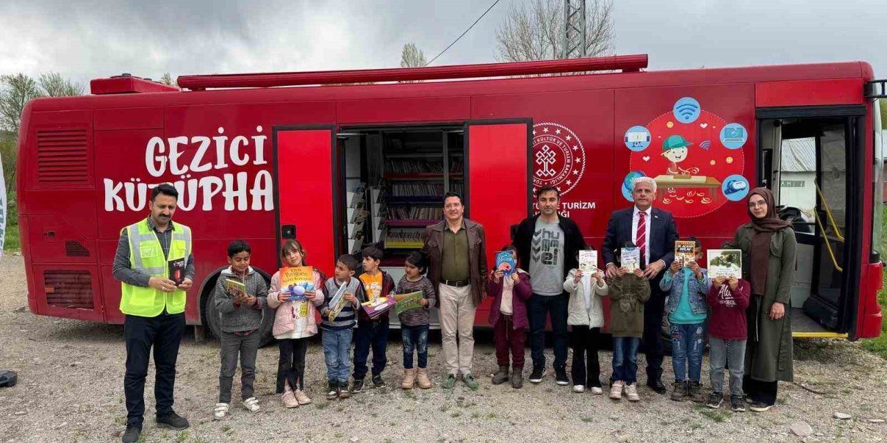 Tutak’ta gezici kütüphane iki köyle buluşturuldu