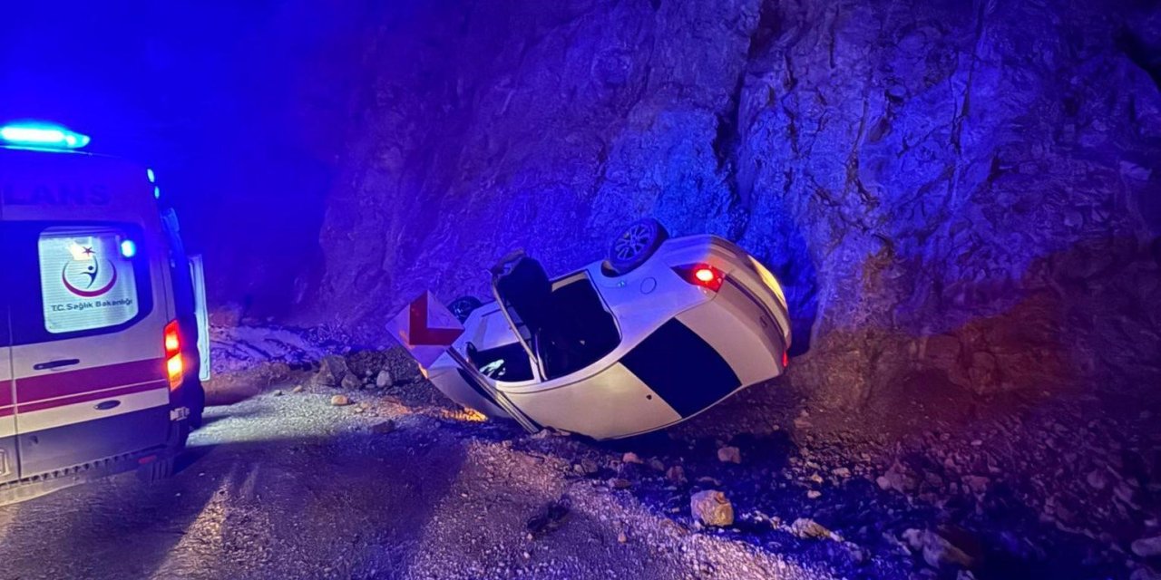Erzincan’da otomobilin devrilmesi sonucu 2 kişi yaralandı