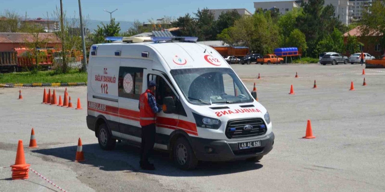 Hakkari, Muş, Ağrı ve Van'daki ambulans sürücülerine güvenli sürüş eğitimi