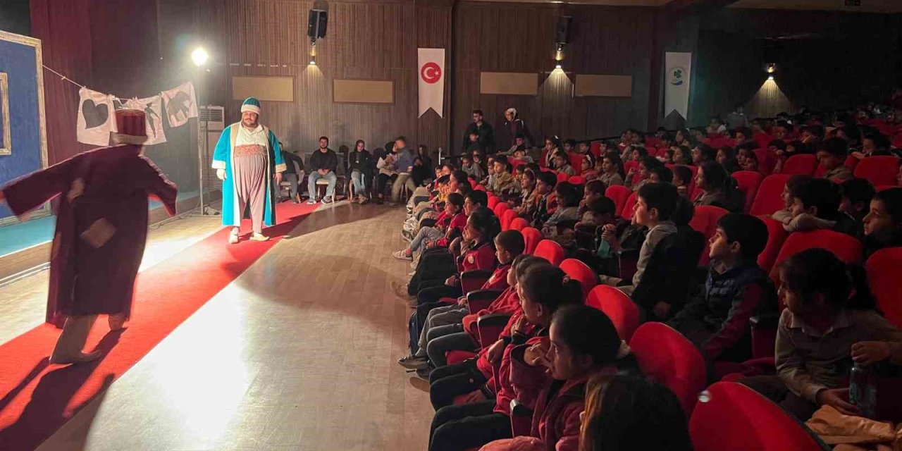 Gürpınarlı çocuklar ilk defa tiyatroyla buluştu