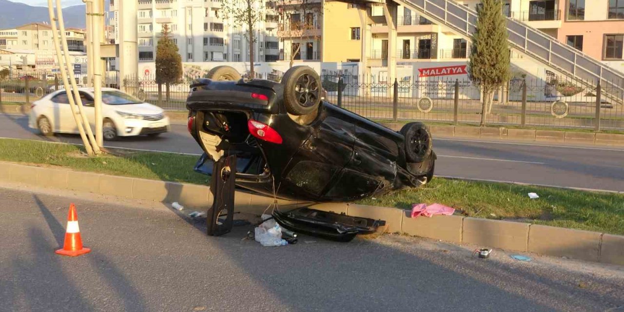 Malatya’da kontrolden çıkan otomobil refüje çarptı: 1 kişi yaralandı