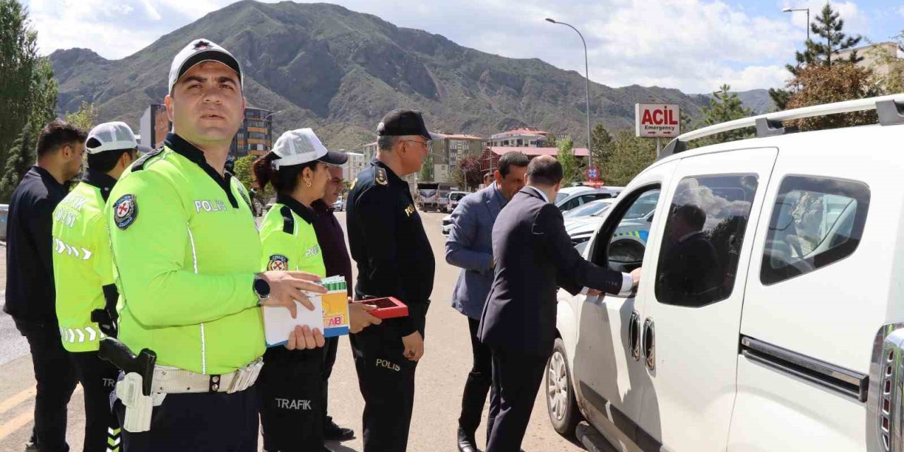 Sürücülere çikolata ve kolonya ikramlı trafik denetimi