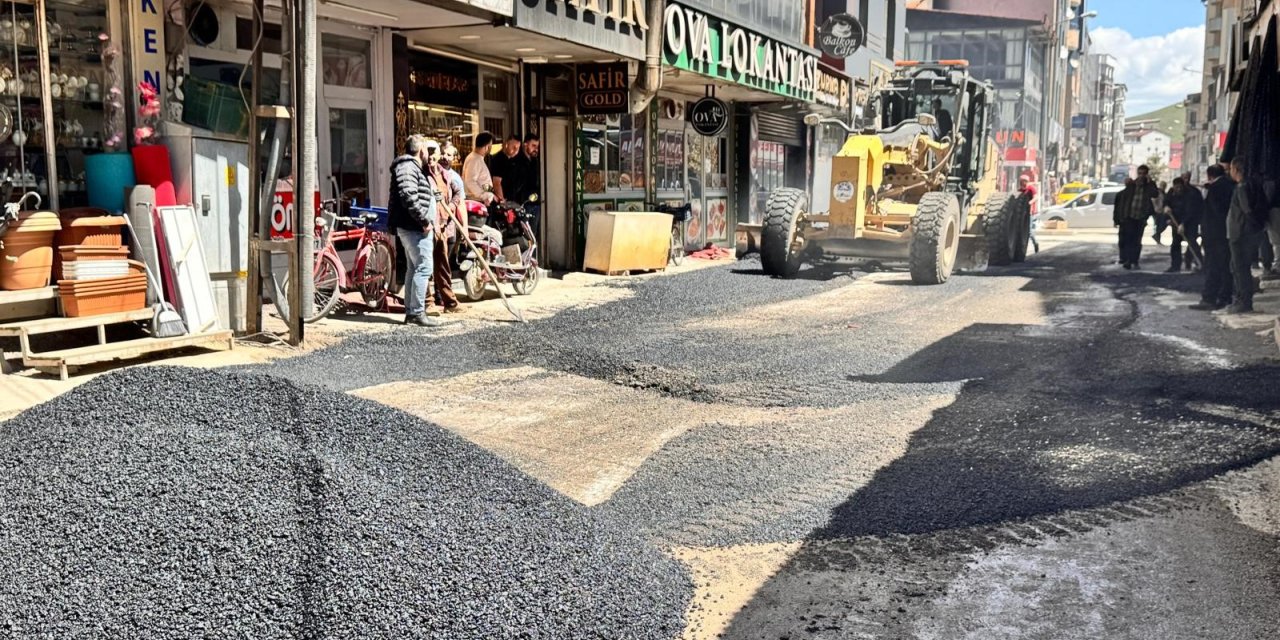 Yüksekova Akasya Sokağı’nda asfaltlama çalışması yapıldı: “Artık bu yolun tekrar kazılmaması lazım”