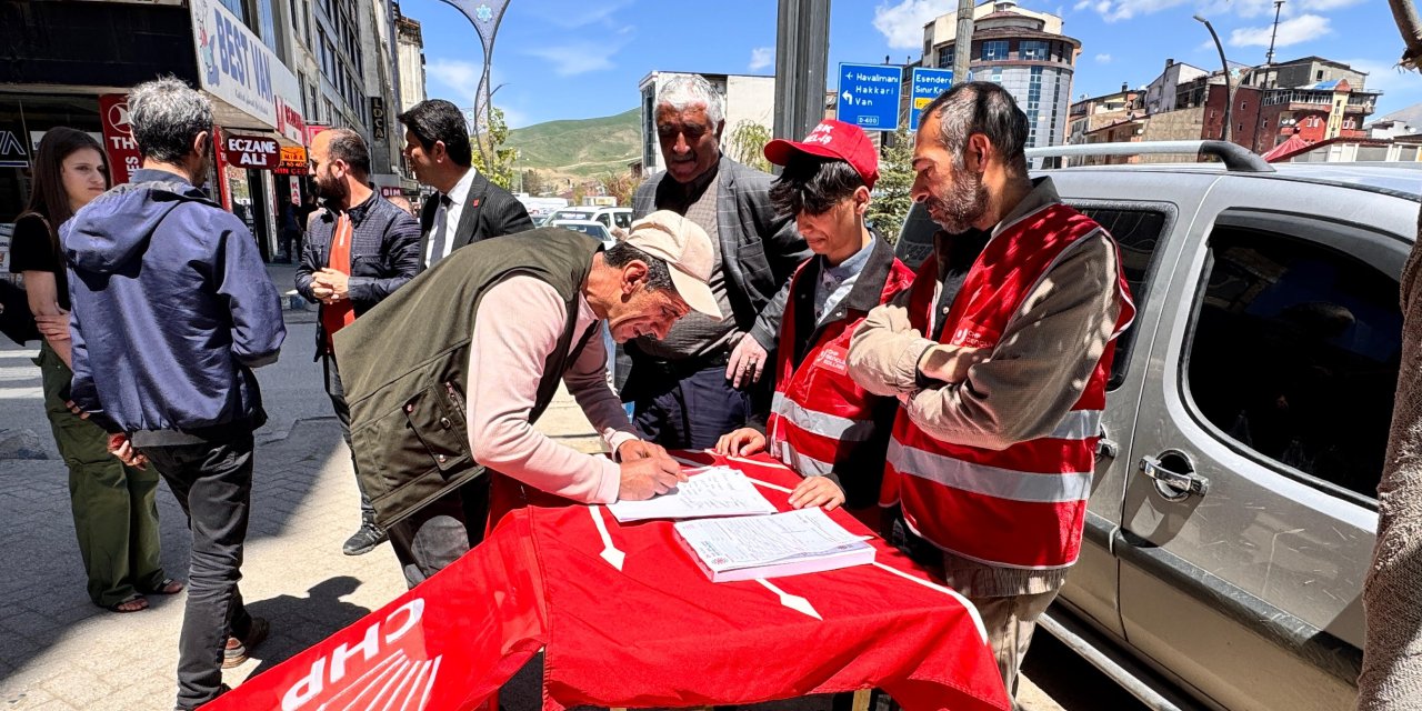 CHP, Yüksekova'da erken seçim talebiyle stant açtı