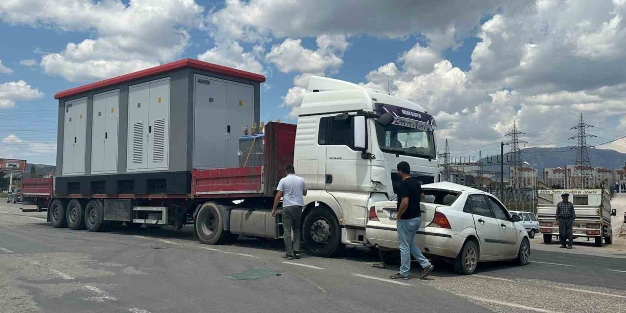 Adıyaman'da Tır ile otomobil çarpıştı: 1 yaralı
