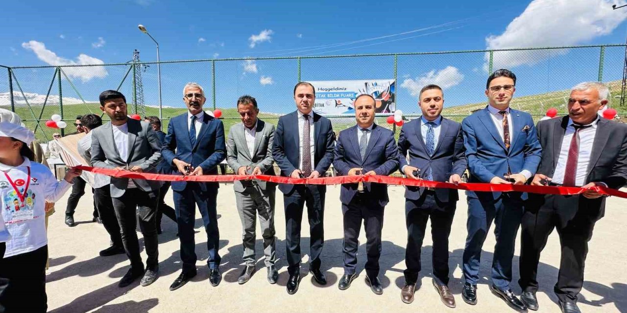 Suüstü köyünde  TÜBİTAK 4006 Bilim Fuarı düzenlendi