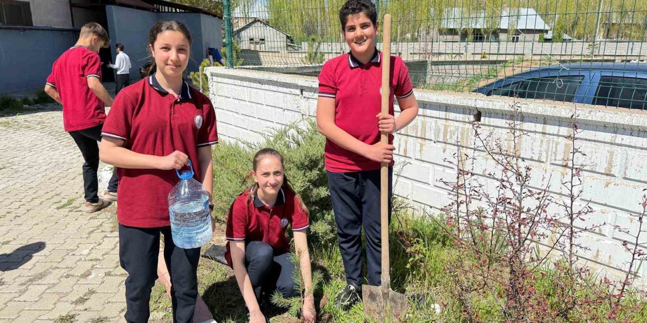 "Bugün Diktiğin Ağaç Seninle Büyüsün" etkinliği