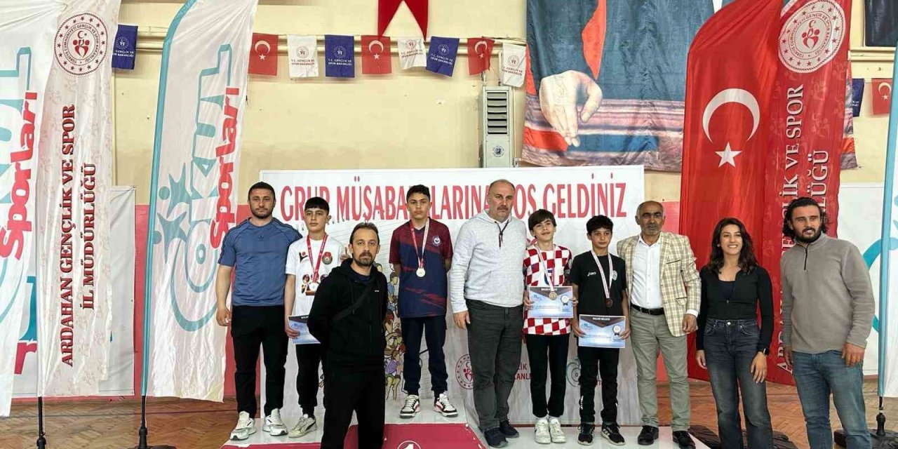 Okullar arası bilek güreşinde İspir’in başarısı
