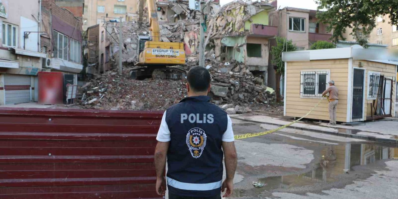 Depremden hasar gören yapıların yıkımı devam ediyor
