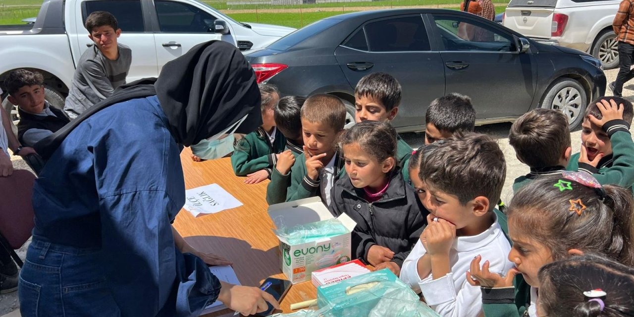 Yüksekova’nın Doğanlı Köyü’nde öğrencilere sağlık taraması