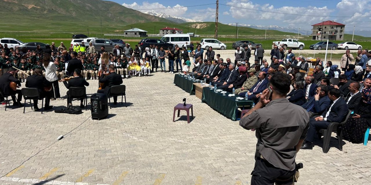 Yüksekova’da köy okullarında çocuk şenlikleri başladı