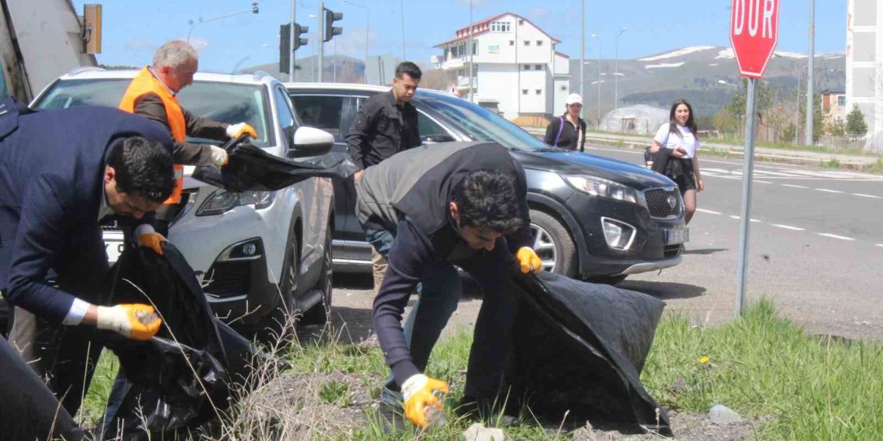 Sarıkamış'ta çevre temizliği yapıldı