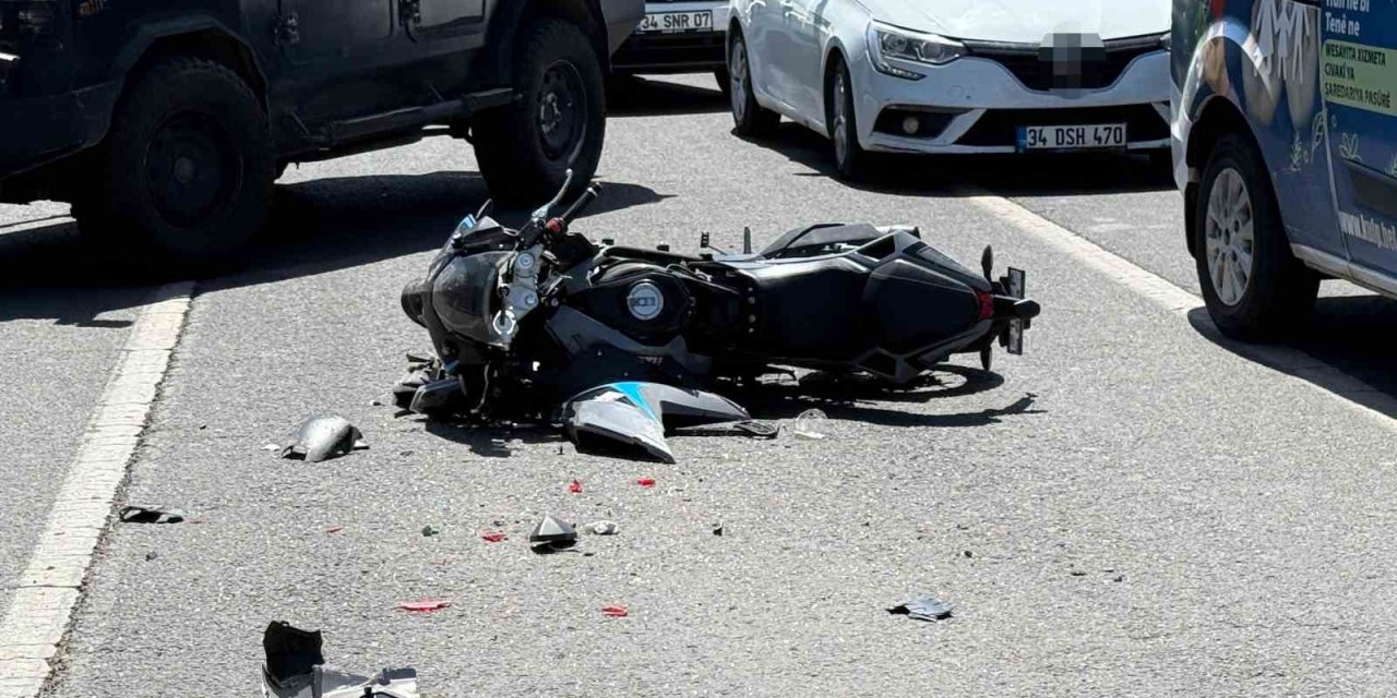 Motosiklet sürücüsü otomobile arkadan çarptı