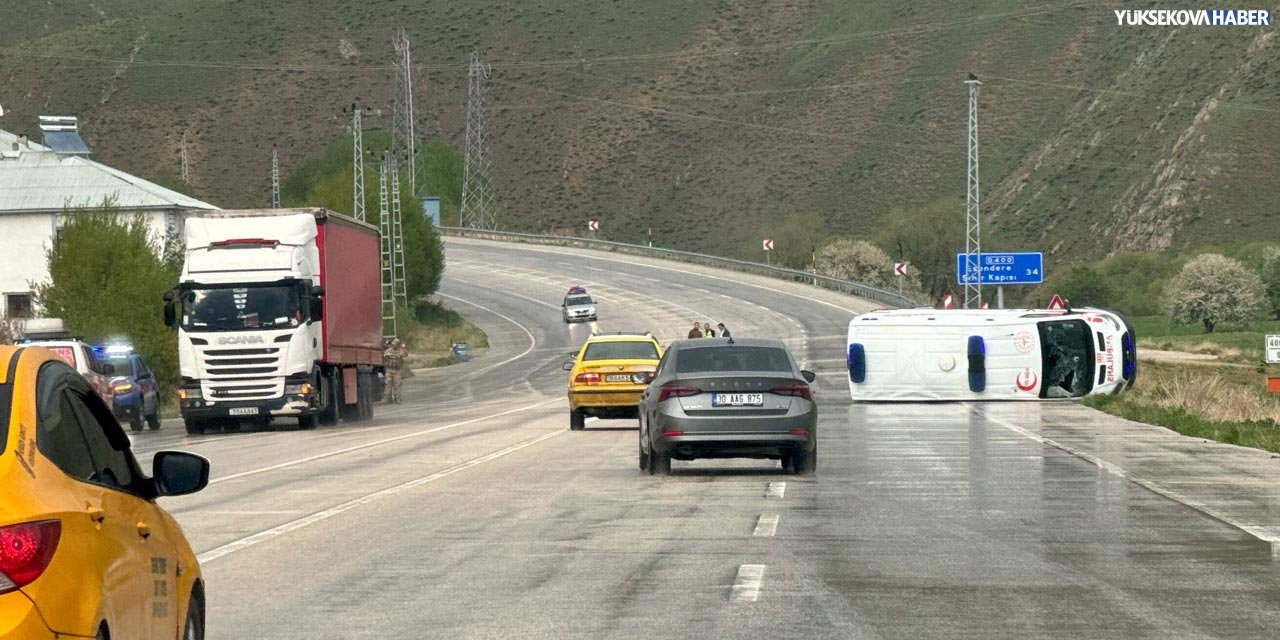 Yüksekova'da ambulansla sivil araç çarpıştı: 6 yaralı