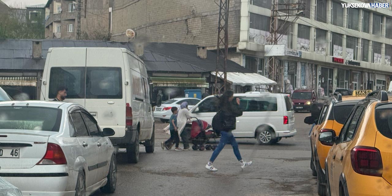 Yüksekova’da güneşli hava yerini sağanağa Bıraktı: vatandaşlar hazırlıksız yakalandı
