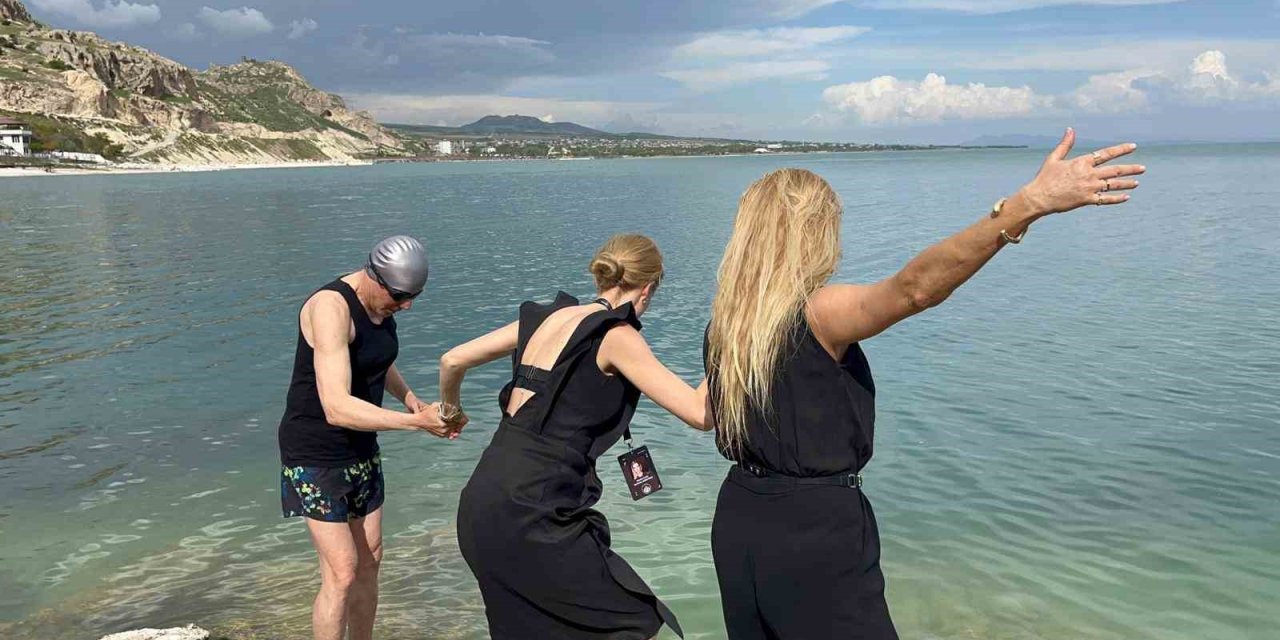 Wilma Elles ve Tuşba Özay Van Gölü’ne girdi