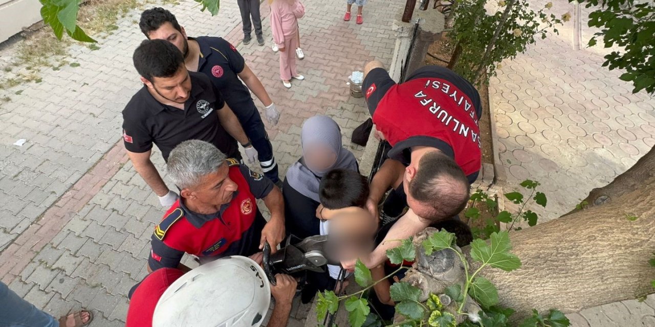 Koluna demir korkuluk saplanan çocuğu itfaiye kurtardı