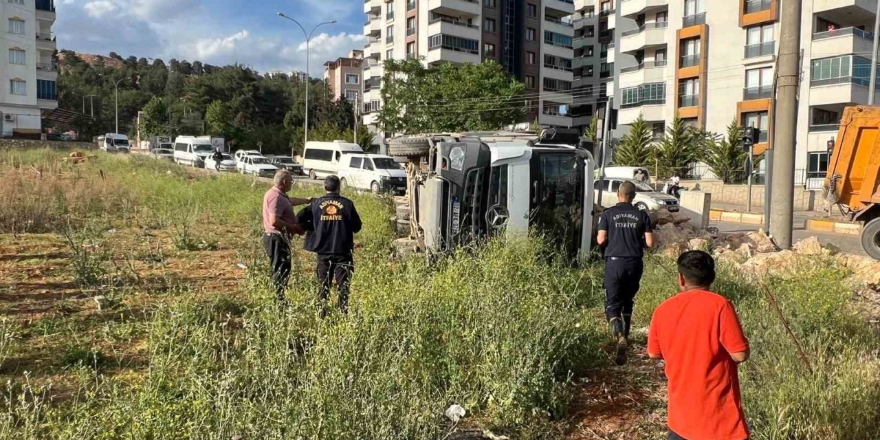 Adıyaman'da hafriyat yüklü kamyon devrildi: 1 yaralı