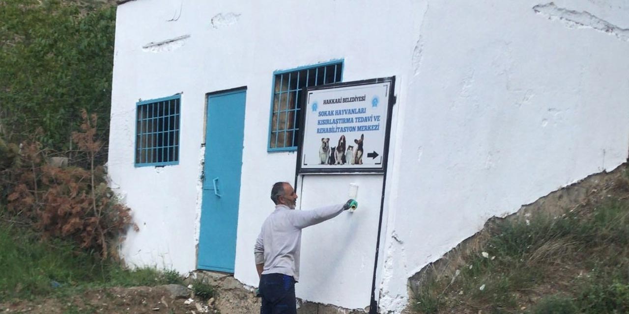 Hakkari’de su depoları, bariyerler ve istinat duvarları boyanıyor