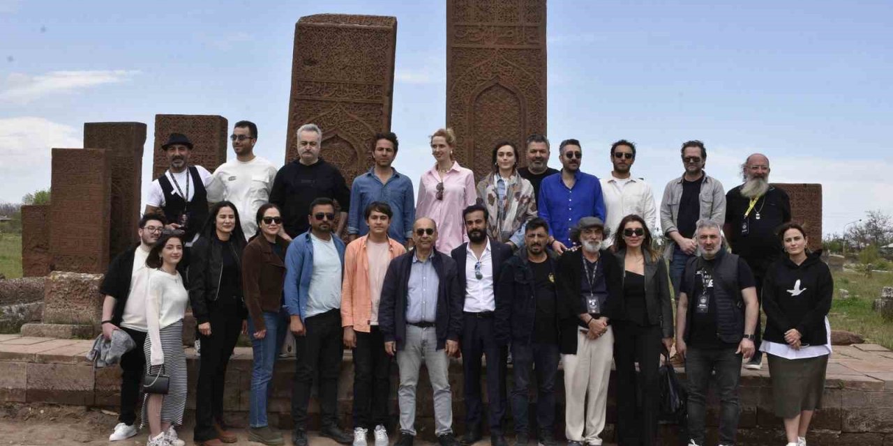 Tarihi Selçuklu Mezarlığı’na ünlü akını