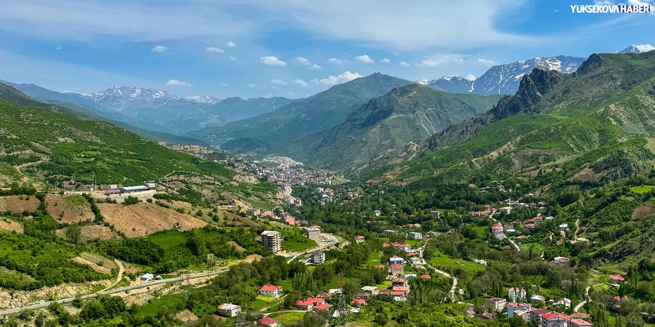 Şemdinli dağlarında yeşilin farklı tonları göz kamaştırıyor