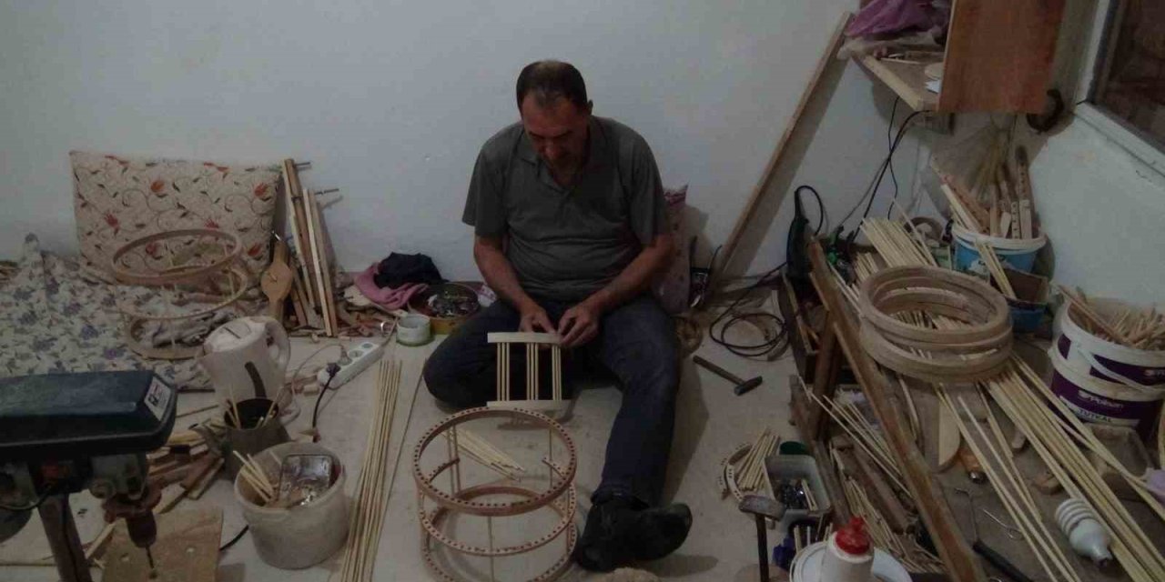 Keklik kafesi yaparak geçimini sağlıyor