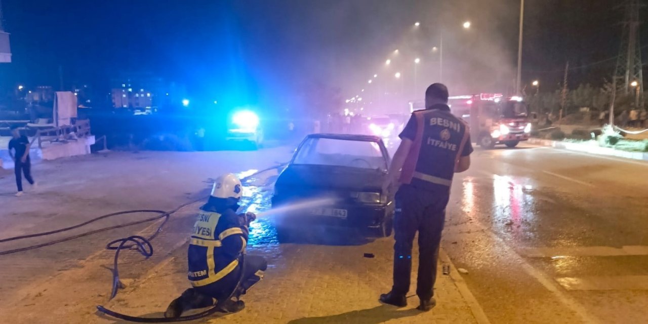 Besni'de park halindeki otomobil yandı