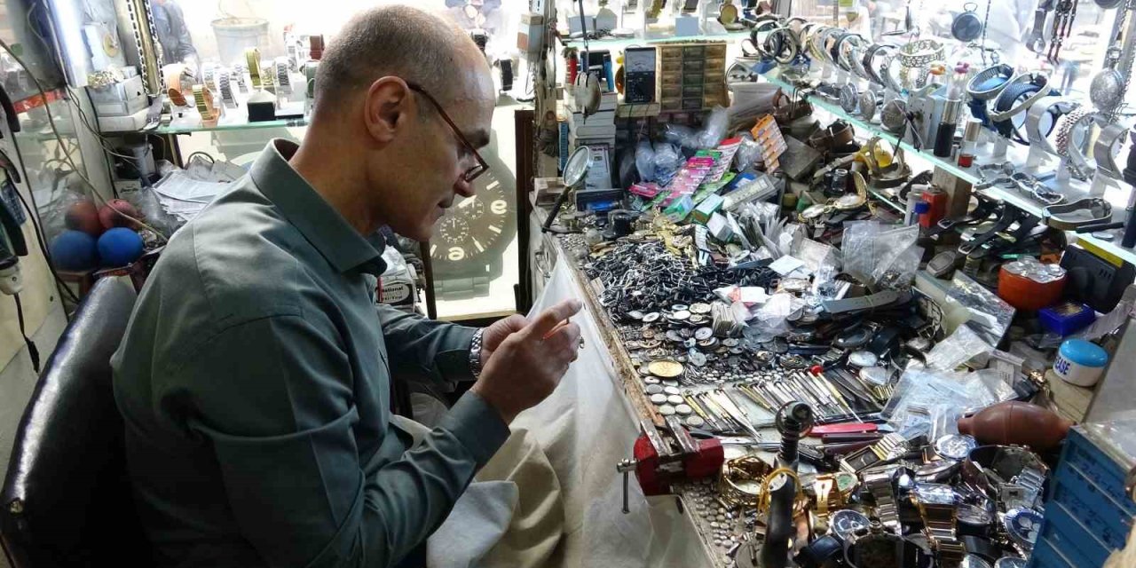 Asırlık saatler Vanlı Mehmet ustanın elinde yeniden hayat buluyor