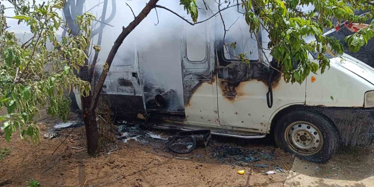 Van'da park halindeki minibüs yandı