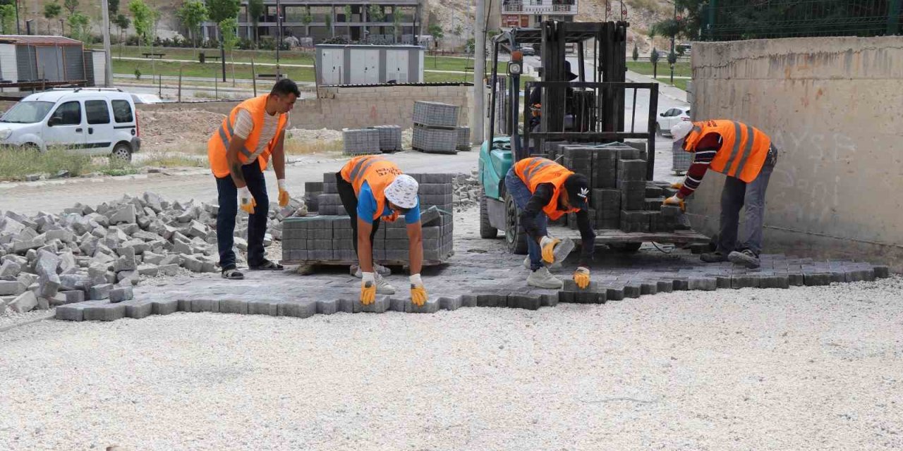 Haliliye’de parke döşeme çalışmaları sürüyor