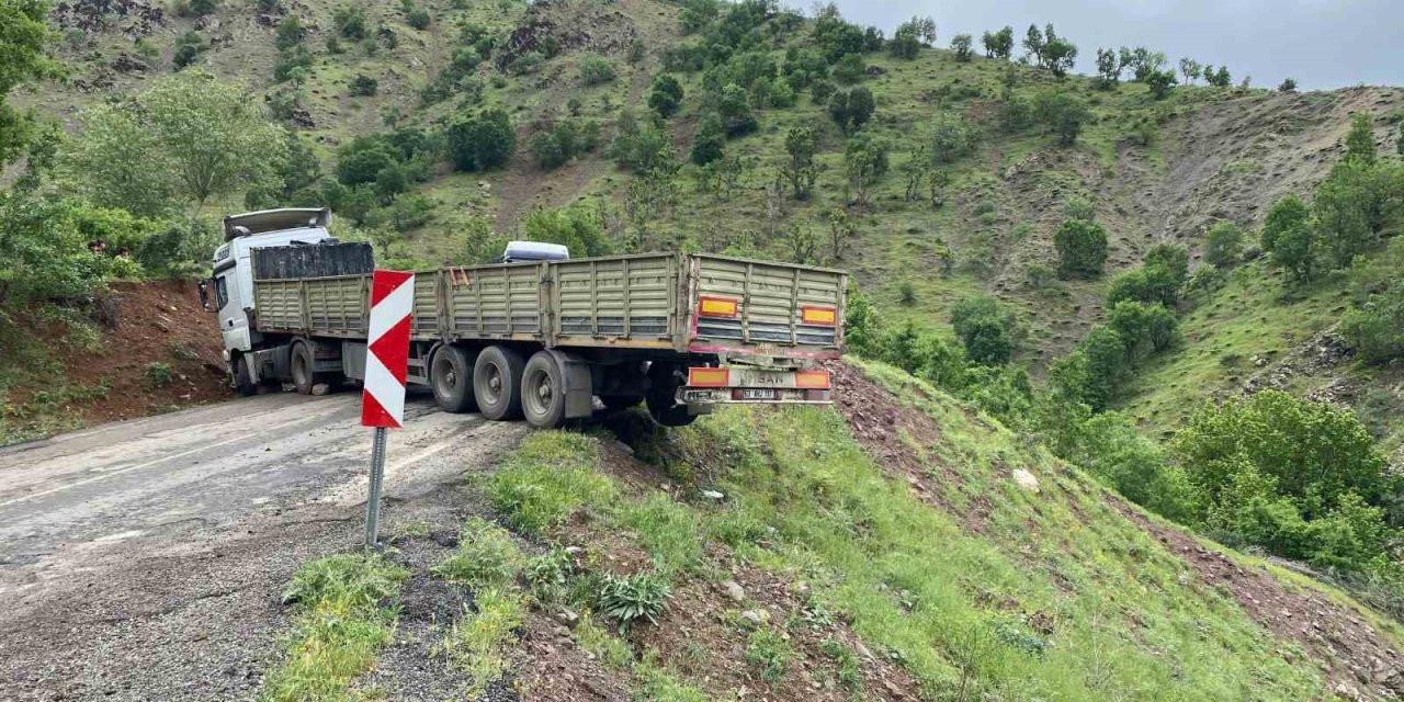 Derecik'te virajı alamayarak mahsur kalan tırı vatandaşlar kurtardı