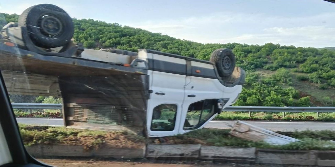 Bingöl-Elazığ yolunda kamyonet refüje çıktı: 1 yaralı