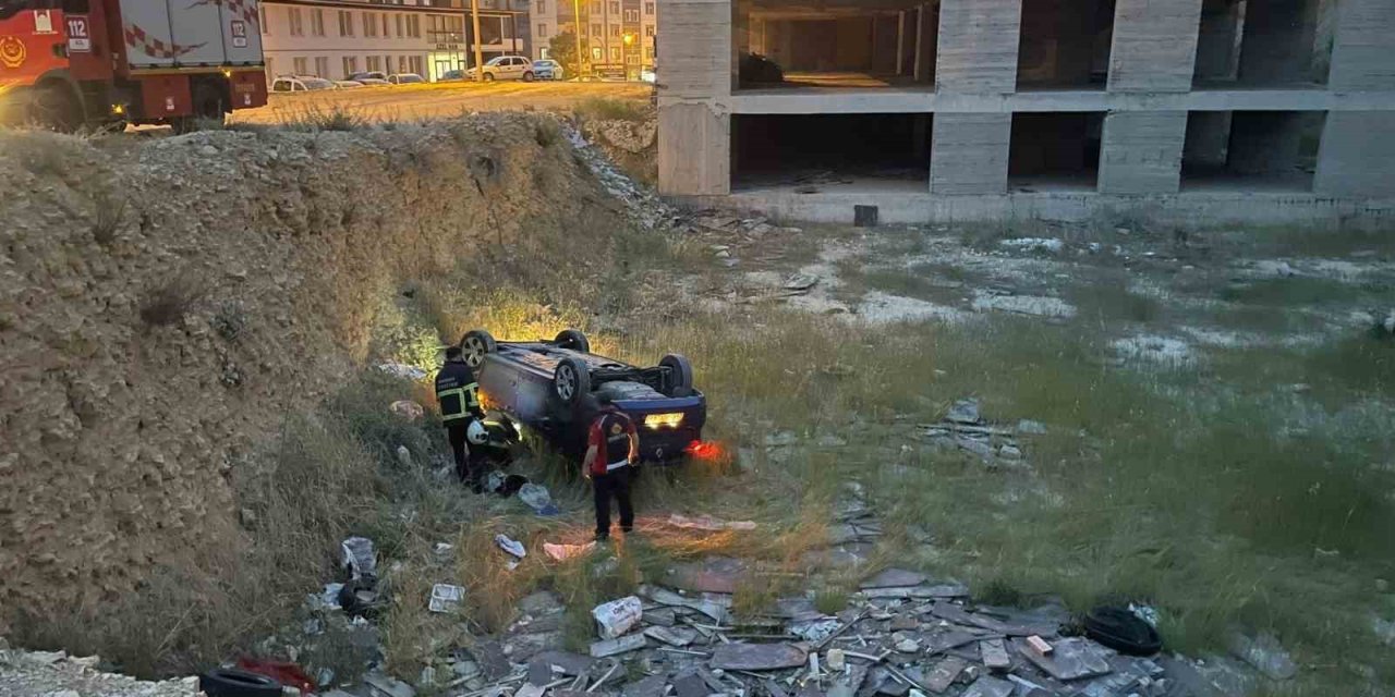 Artuklu'da devrilen otomobilin sürücüsü yaralandı