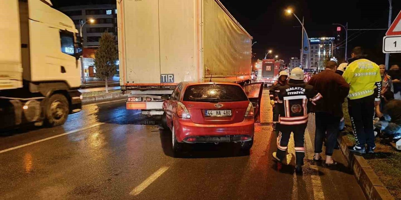 Malatya’da otomobil ile tır çarpıştı: 3 yaralı