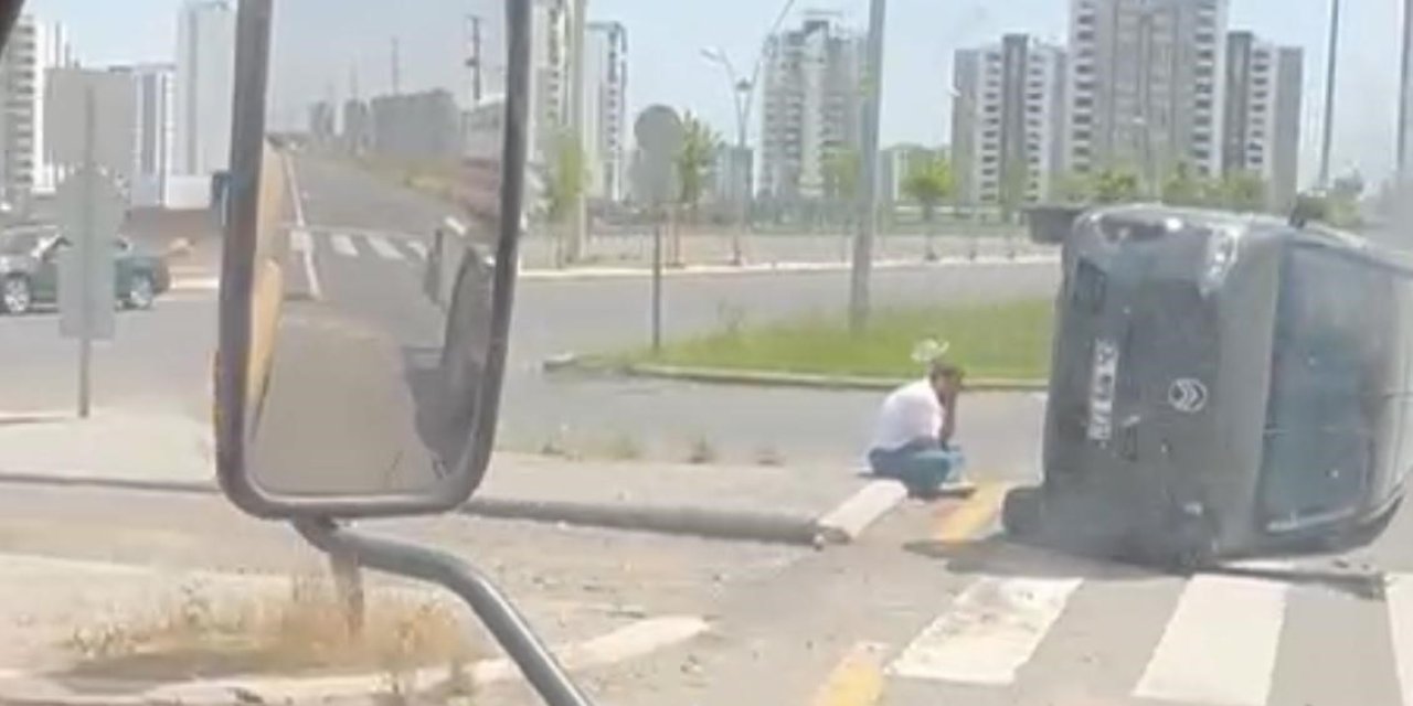 Kaza yapan sürücü yan yatan kamyonetinin başında bekledi
