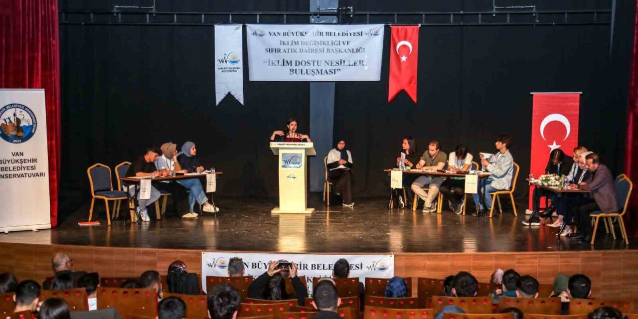 Van'da öğrenciler ‘Liseler Arası İklim Münazarası’nda fikirlerini savundu