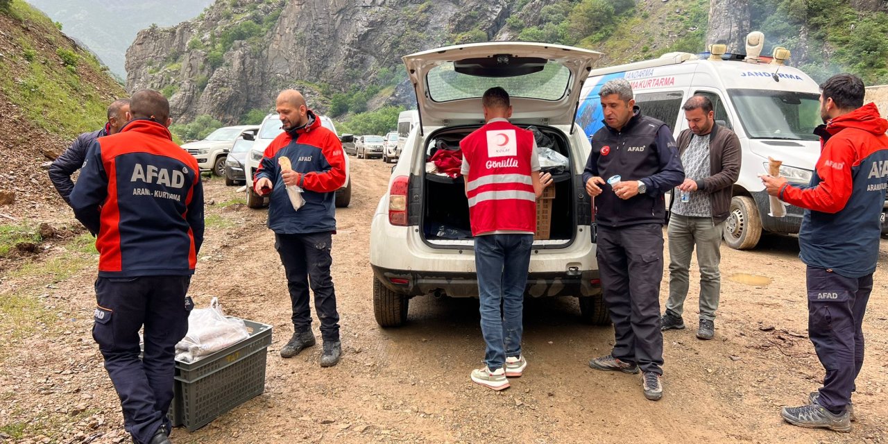 Yüksekova Kızılay’dan Dağlıca’daki arama kurtarma ekiplerine destek