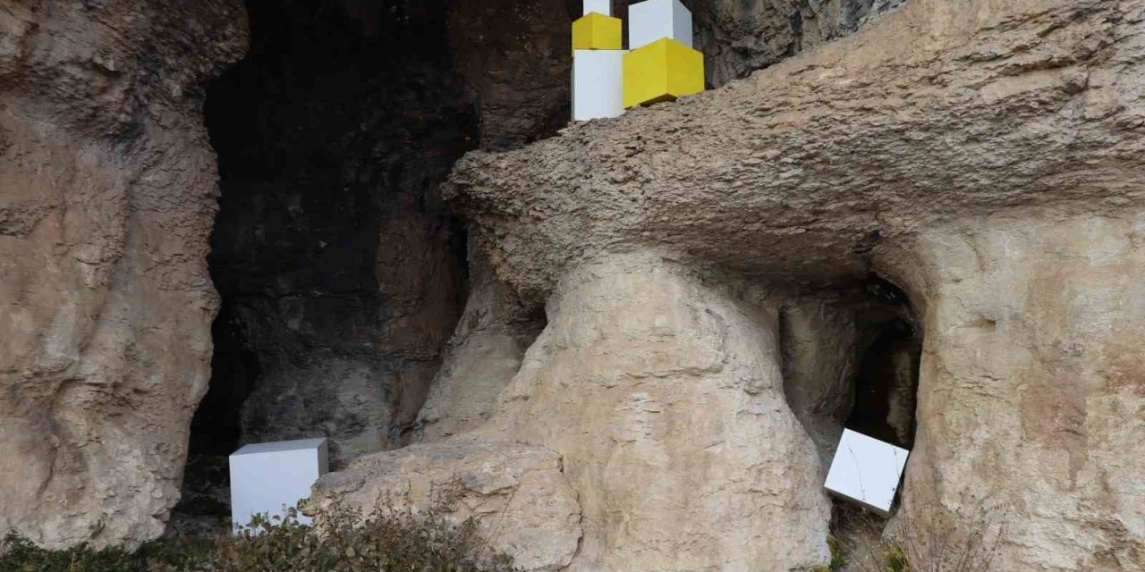 Bin 500 rakımdaki mağaralarda çağdaş sanat sergisi