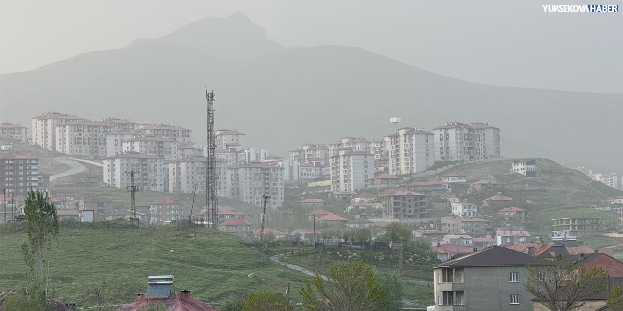 Yüksekova’da sağanak ve toz taşınımı etkili oldu