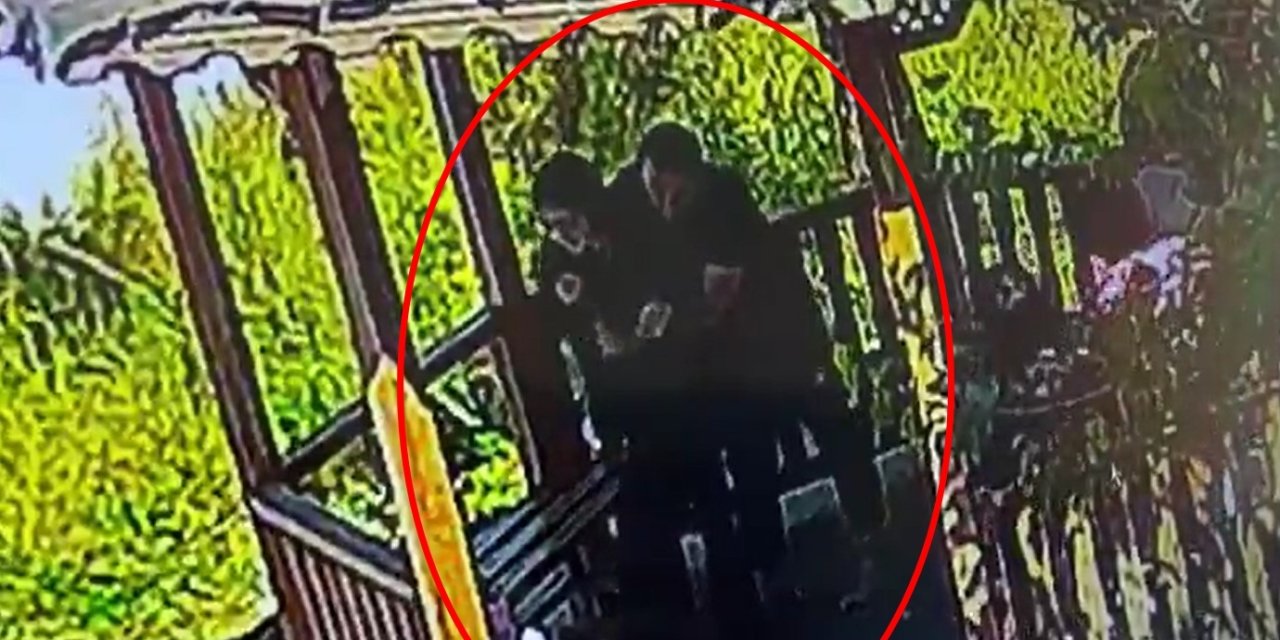 Nefes borusuna yabancı cisim kaçan öğrencisini, Heimlich manevrasıyla kurtardı
