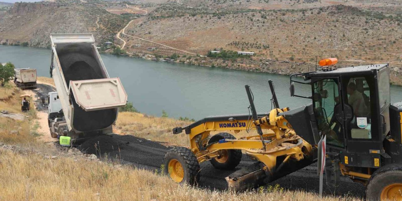 Halfeti'de tekneyle gidilen batık mahalleye 25 yıl sonra yol yapıldı